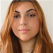 Profesora de inglés que imparte clases a niños de todas las edades