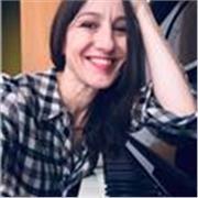 Counselor, cantante professionista e insegnante di canto. Mi occupo dell’universo voce con attenzione all’aspetto di relazione fra voce ed emozioni