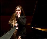 Marlen López licenciada en interpretación musical superior mención piano, Universidad Mayor. Imparte clase personalizadas de piano nivel básico, intermedio y avanzado. ¿Qué aprenderemos?Aprendizaje de la técnica pianística adecuada para la ejecuci