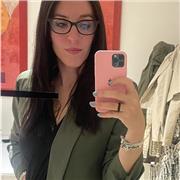 Docente di italiano impartisce lezioni a ragazzi di scuole medie e superiori