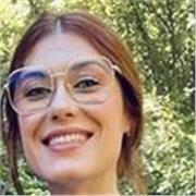 Graduada en humanidades con perfecto dominio del español tanto hablado como escrito