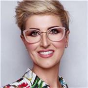 Wspiera ludzi w lepszym rozumieniu siebie, swoich emocji i relacji z innymi. Pomagam przekładać refleksję na konkretne działanie. 