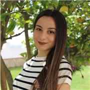 Soy Andrea, una chica graduada en el doble grado de Filología Hispánica y Estudios Ingleses por la Universidad de Cádiz.