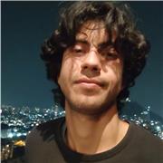 Alumno universitario, entrega conocimientos de matemáticas