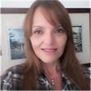 Profesora de Diseño capacitada para orientar e informar a los alumnos las técnicas apropiadas para desarrollar el diseño de espaci