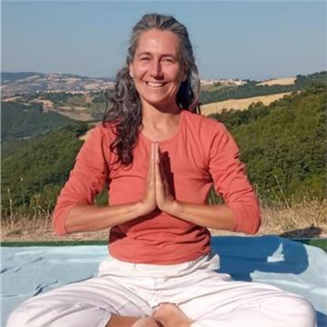 Insegnante Yoga certificata in Mindfulness offre sessioni