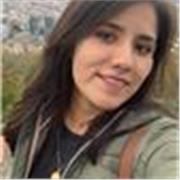 Profesional con másteres en Marketing y Audiovisual, enseño a estudiantes a conectar marcas con audiencias digitales.