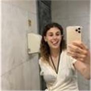 Ragazza maturanda con ottime abilità per quanto riguarda la lingua inglese