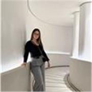 Estudiante de derecho lista para ayudar a niños que lo necesiten para que desarrollen su estudio de una manera más amena.