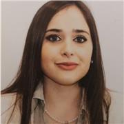 Laureata in legge impartisce lezioni in materie giuridiche per studenti di liceo e di facoltà universitarie economico-giuridiche