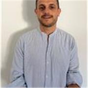 Profesor de matemáticas que imparte clases a niños tanto de nivel primario como secundario