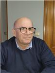 Docente di istituto tecnico per geometri impartisce lezioni di topografia