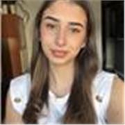 Alegre, atenta, con ganas de ayudar y paciente.