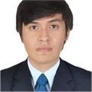 Profesor egresado de ingeniería da clases de física a alumnos de primeros años de universidad