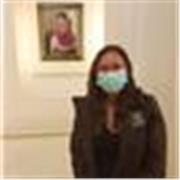 Profesora de inglés imparte a niños que recién comienzan a estudiar el idioma