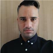 Profesor de ingles imparte clases a jovenes y adultos