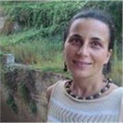 Laureata in Scienze Politiche, profilo storico politico; diplomata Liceo Linguistico