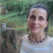 Laureata in Scienze Politiche, profilo storico politico; diplomata Liceo Linguistico