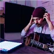 Chitarrista con esperienza decennale sia negli studi di registrazione che live disponibile nel dare lezioni di chitarra private!