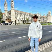 Soy una persona que hoy en día sigue estudiando, por lo que conozco diferentes maneras que funcionan para aprender en base a cada materia, y entiendo por lo que pasa el alumno, por lo que soy bastante paciente hasta que el alumno aprenda los conocimientos
