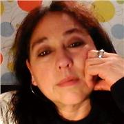 Psicóloga apoya con clases en el área de Psicología