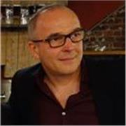 Peter – Profesor de piano con 33 años de experiencia, especializado en música clásica, jazz y pop