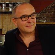 Peter – Profesor de piano con 33 años de experiencia, especializado en música clásica, jazz y pop