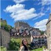 Profesora titulada en Español para extranjeros y en Lengua Castellana y Literatura, que imparte clases online