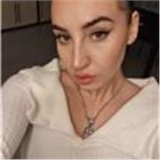 Mi chiamo Camilla, ho 24 anni e frequento l'università federico ii a Napoli, studio lingue e letterature europee