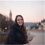 Laureata in Filosofia impartisce lezioni di Storia e Filosofia a studentesse e studenti delle superiori