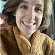 Profesora de inglés imparte clases a personas de todas las edades