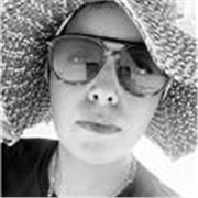 I teach piano in a different way.
From the very first lessons, students can play songs they love — regardless of their level.