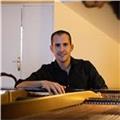 Profesor con plaza fija en conservatorio profesional, imparte clases particulares de piano (todos los niveles) y lenguaje musical