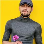 profesor de artes imparte clases para adolescentes