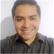 Ingeniero imparte clases de matemáticas para escolares