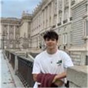 Soy Sergio, profesor con años de experiencia enseñando a niños y adolescentes y sé adaptar mis clases a cada edad