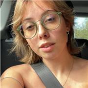 profesora de apoyo escolar para niños y niñas de primaria