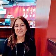 Profesora imparte clase de lengua y literatura a estudiantes acordé sus necesidades