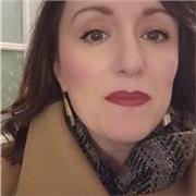 Laureata in Scienza e tecnica della mediazione linguistica, nelle lingue inglese e cinese, impartisce lezioni di inglese per tutti i livelli scolastici e per ambiti lavorativi specifici. Impartisce inoltre lezioni di cinese mandarino base