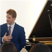 Professeur expérimenté donne cours de piano