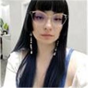 Per chi vuole approcciarsi alla filosofia, anche per la prima volta, con leggerezza e pensiero critico, o anche solo per supporto scolastico.