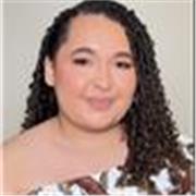 Profesora de apoyo escolar a niños, niñas y adolescentes