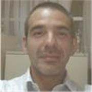 Profesor de filosofía brinda clases a alumnas y alumnos de secundaria y terciario