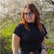 Ragazza di 24 anni che lavora come educatrice nelle scuole offre aiuto compiti. per le scuole medie, elementari e superiori