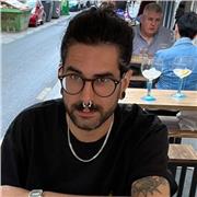 Persona nativa que ha vivido durante más de 15 años en España.