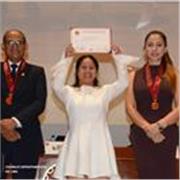 Profesora de español imparte clase a todas las edades