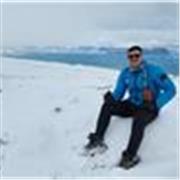 Profesor de educación física enseña español o entrenamientos físicos/deportes