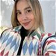 Soy diseñadora gráfica con énfasis en creación de marca, actualmente estoy haciendo un master en dirección de arte.