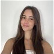 Estudiante de 19 años buena en distintas asignaturas, especialmente Lengua y Matemáticas.