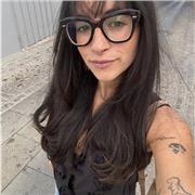 Me defino como una persona curiosa, estratégica y muy enfocada en resultados. Me gusta transformar problemas en oportunidades.